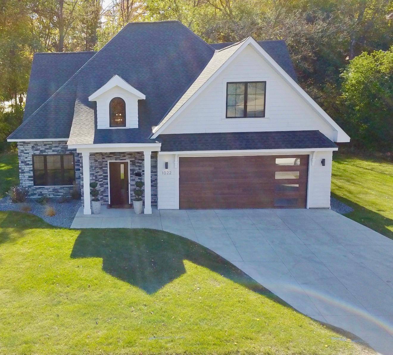 1022 Gardner ST E, Wayzata, MN 55391