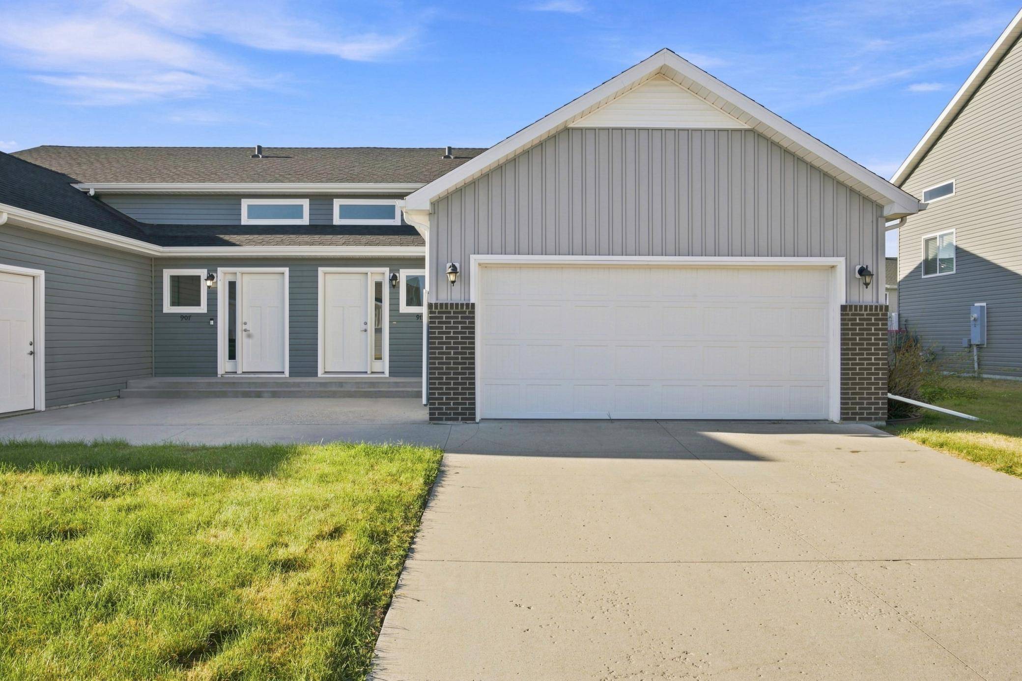 911 Eaglewood AVE W, West Fargo, ND 58078