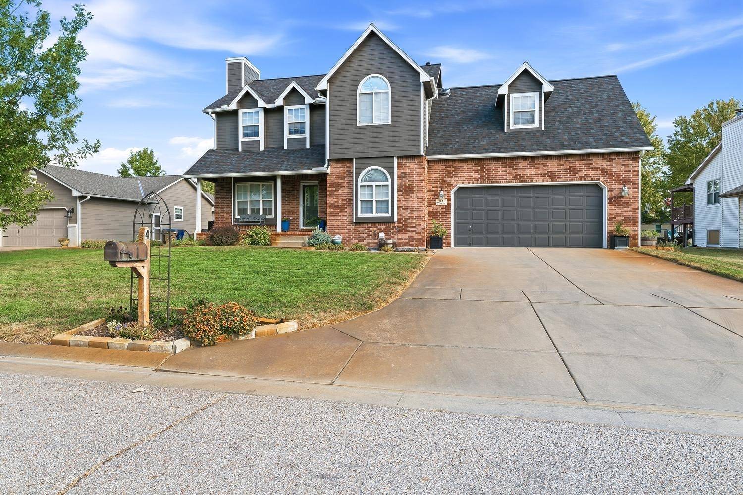 4 E 2nd Circle, Valley Center, KS 67147