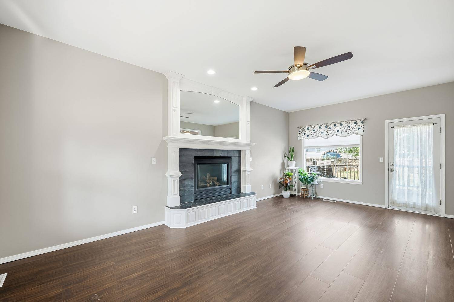 4 E 2nd Circle, Valley Center, KS 67147