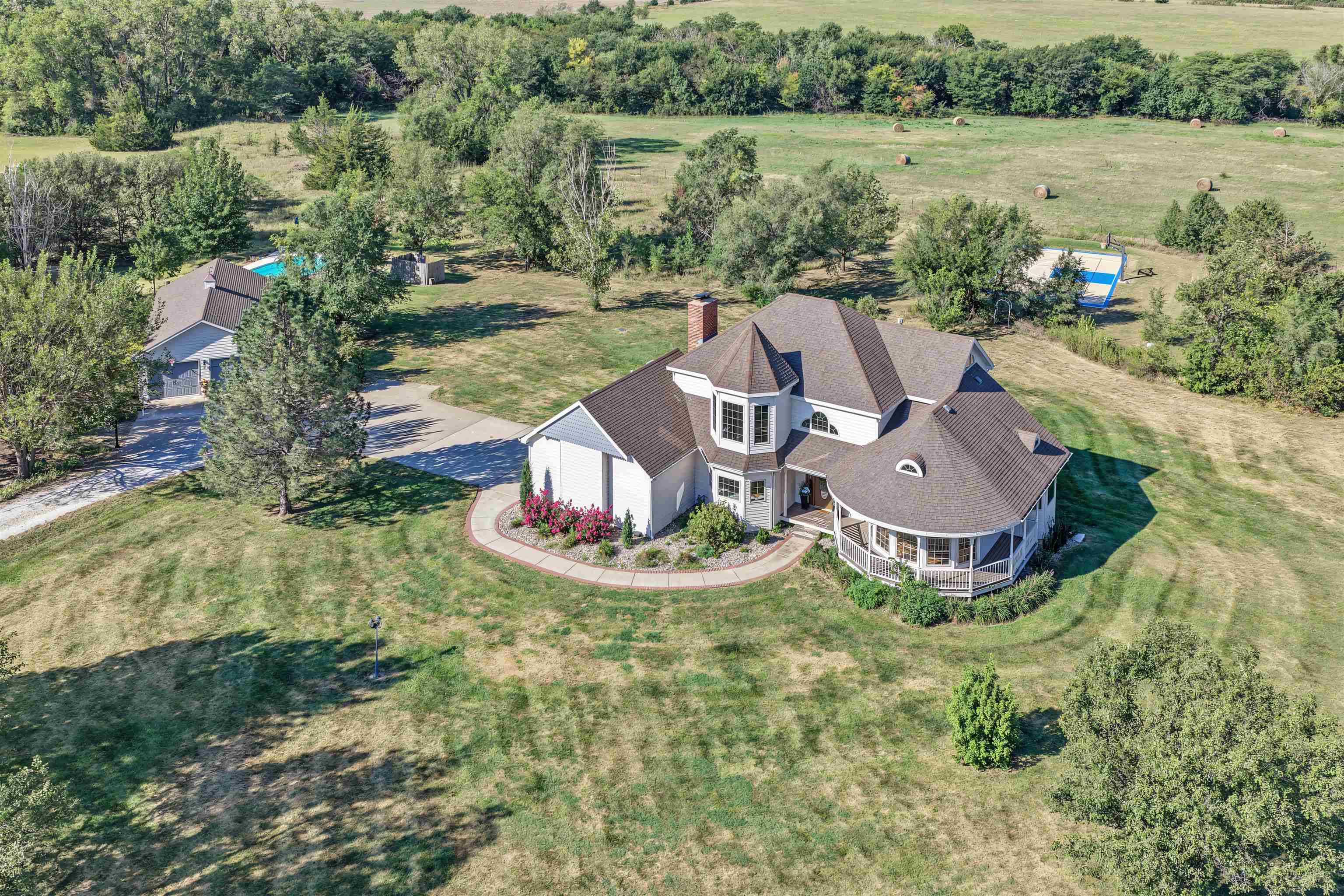 356 S Country Estates Dr, Salina, KS 67401