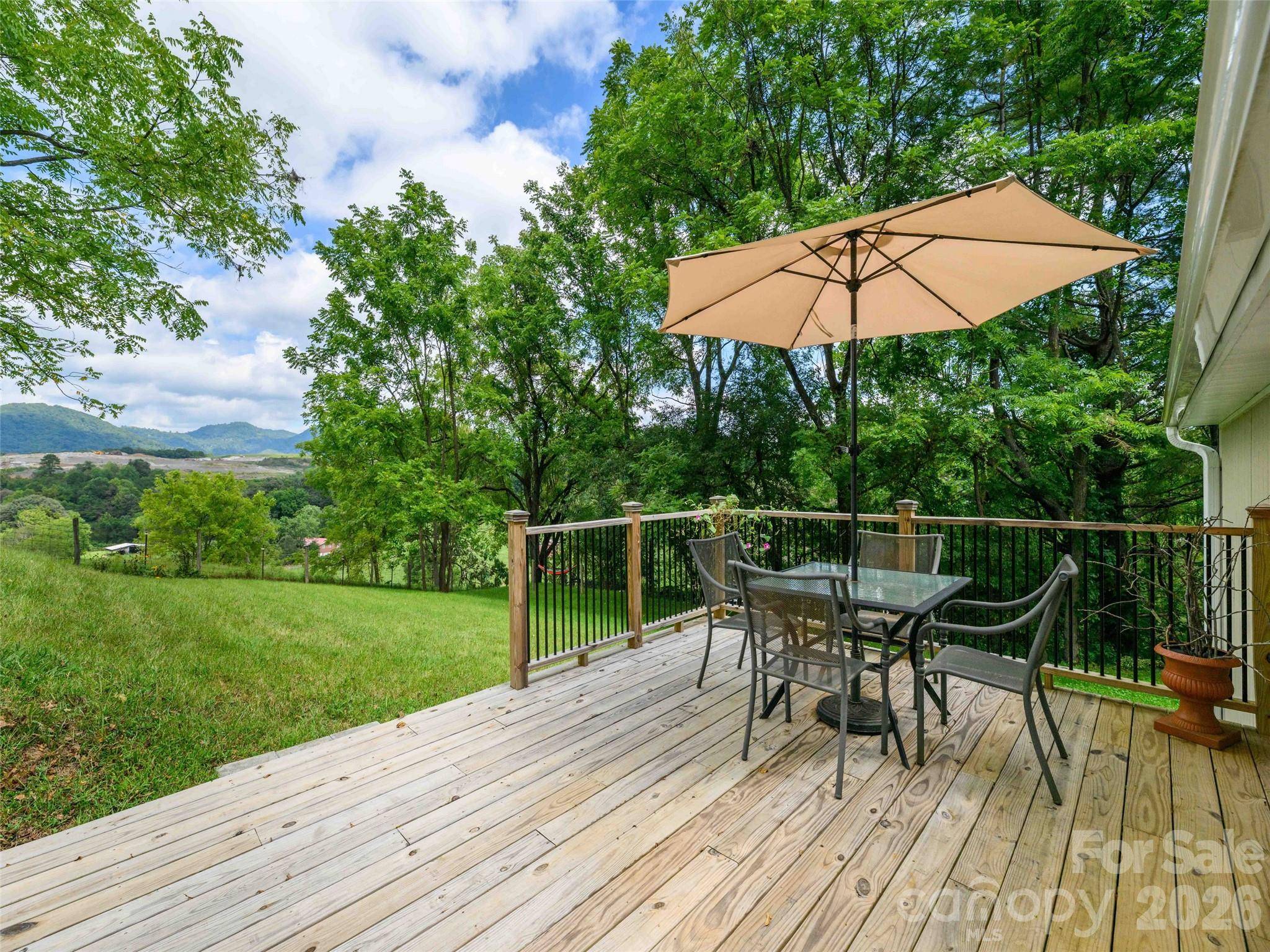 78 London LN, Clyde, NC 28721