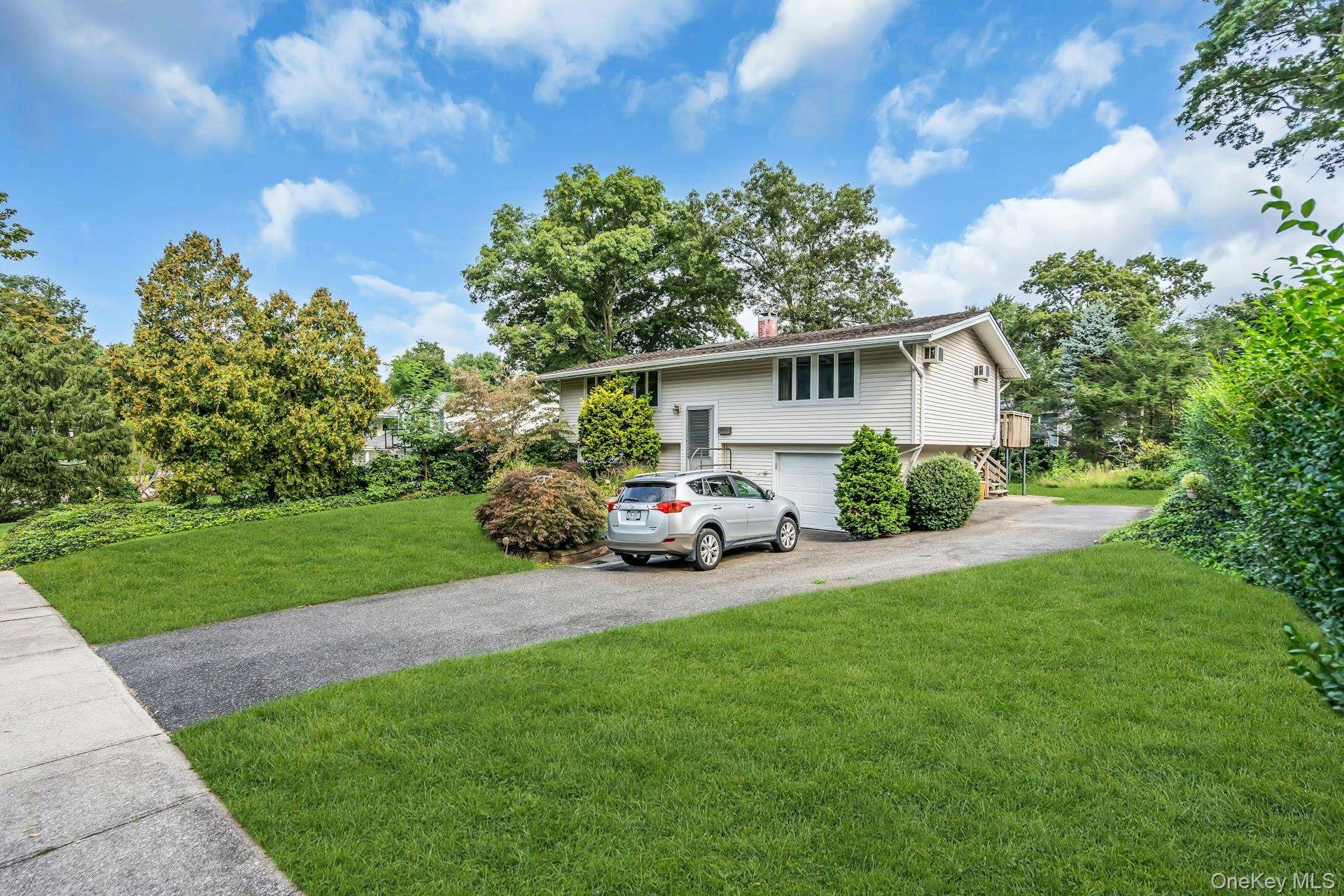 23 Redleaf LN, Commack, NY 11725