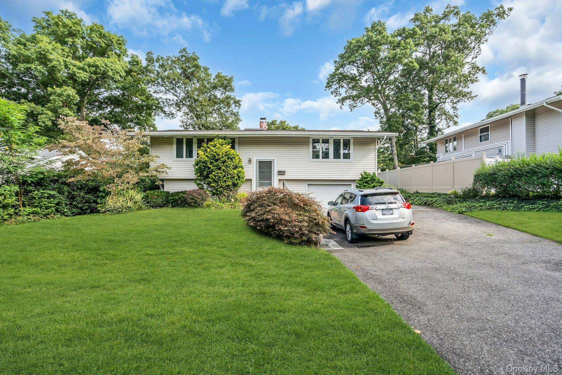 23 Redleaf LN, Commack, NY 11725