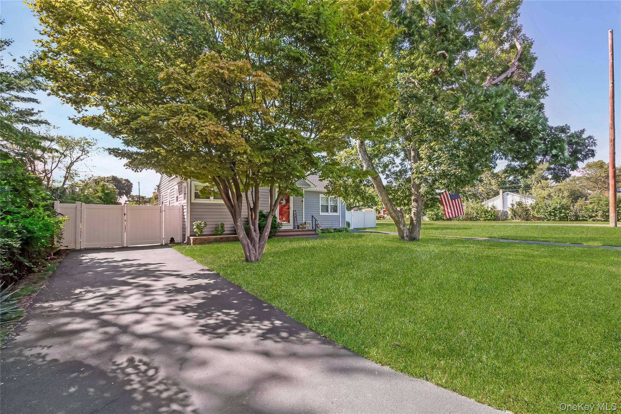 460 Amsterdam AVE, East Patchogue, NY 11772