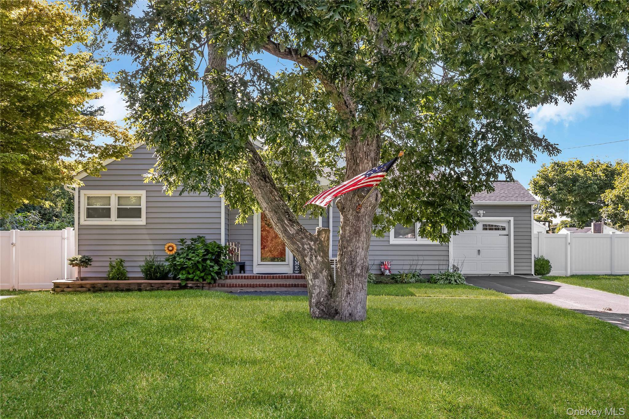 460 Amsterdam AVE, East Patchogue, NY 11772
