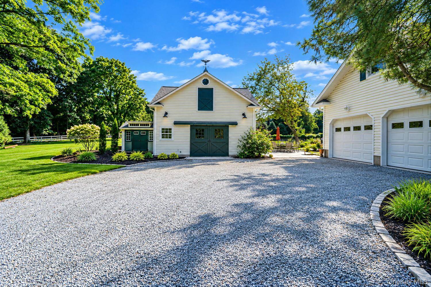 4 Holly LN, Nissequogue, NY 11780