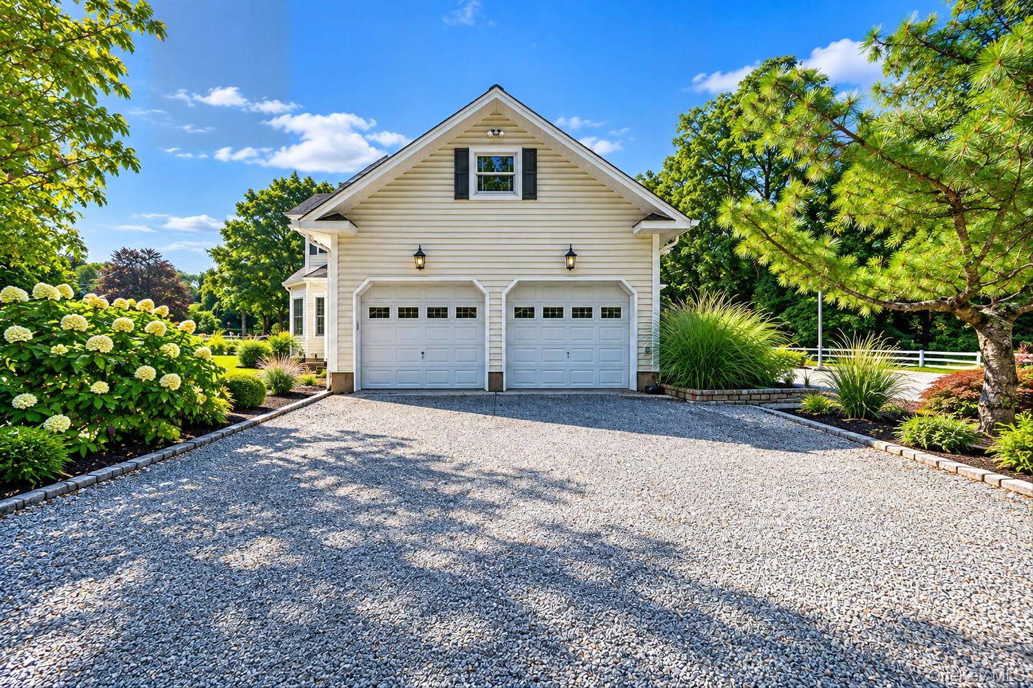 4 Holly LN, Nissequogue, NY 11780