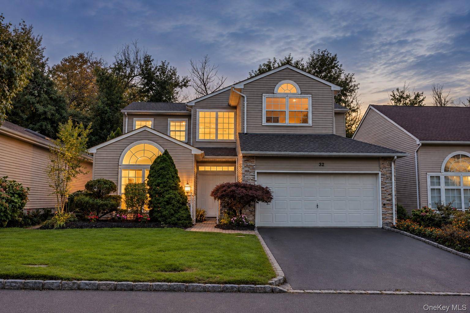 32 Hamlet DR, Hauppauge, NY 11788