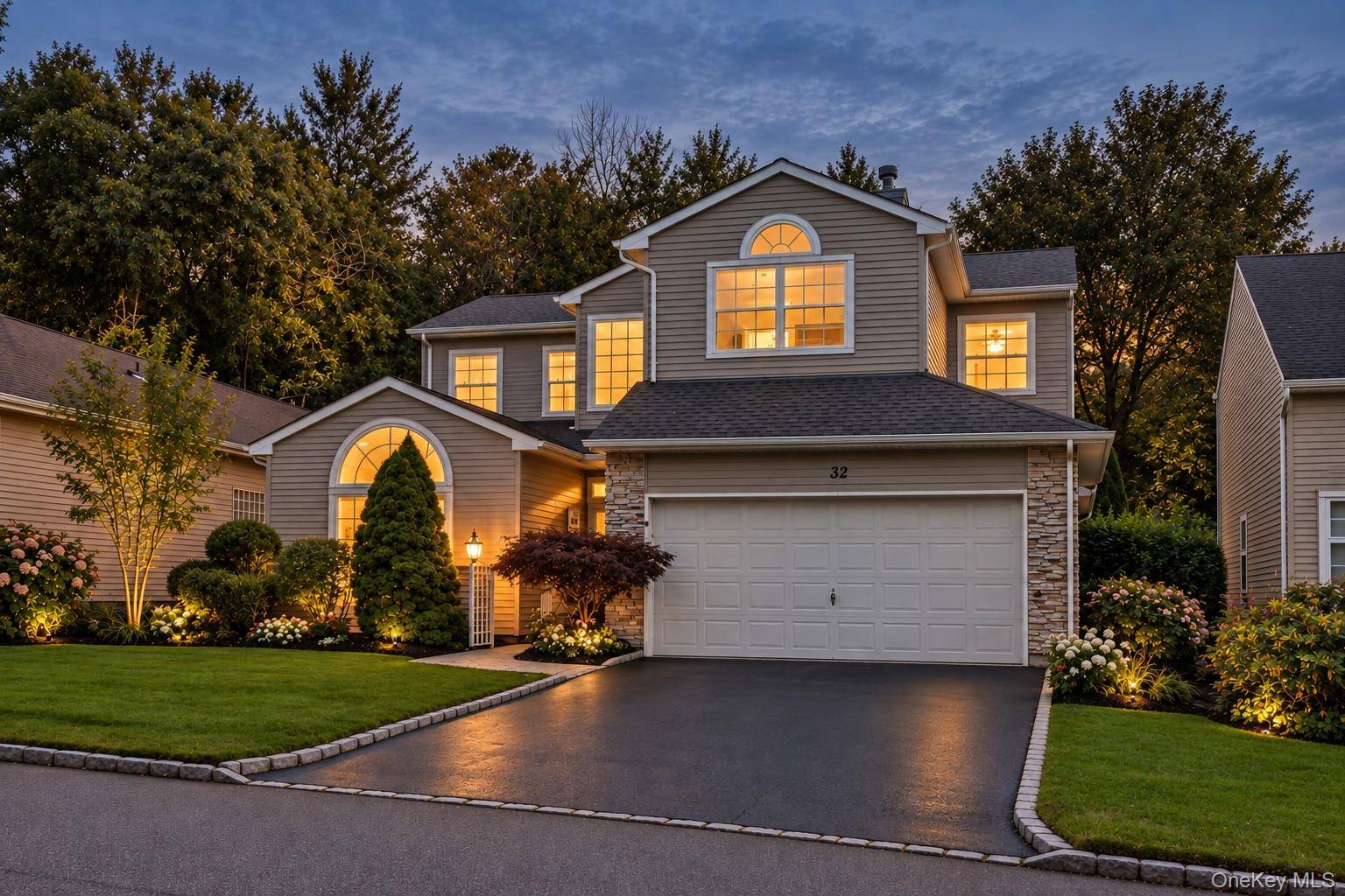 32 Hamlet DR, Hauppauge, NY 11788