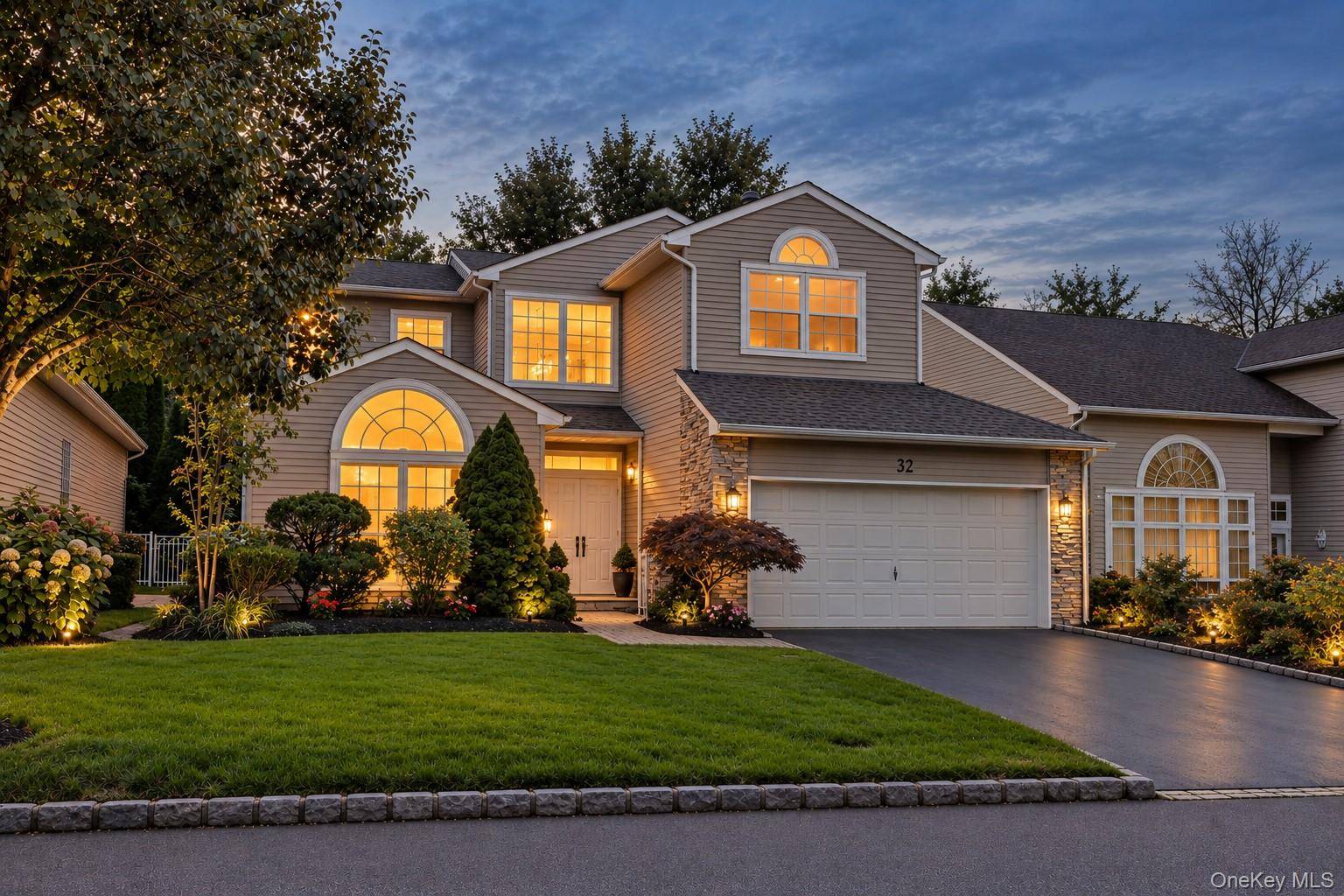 32 Hamlet DR, Hauppauge, NY 11788