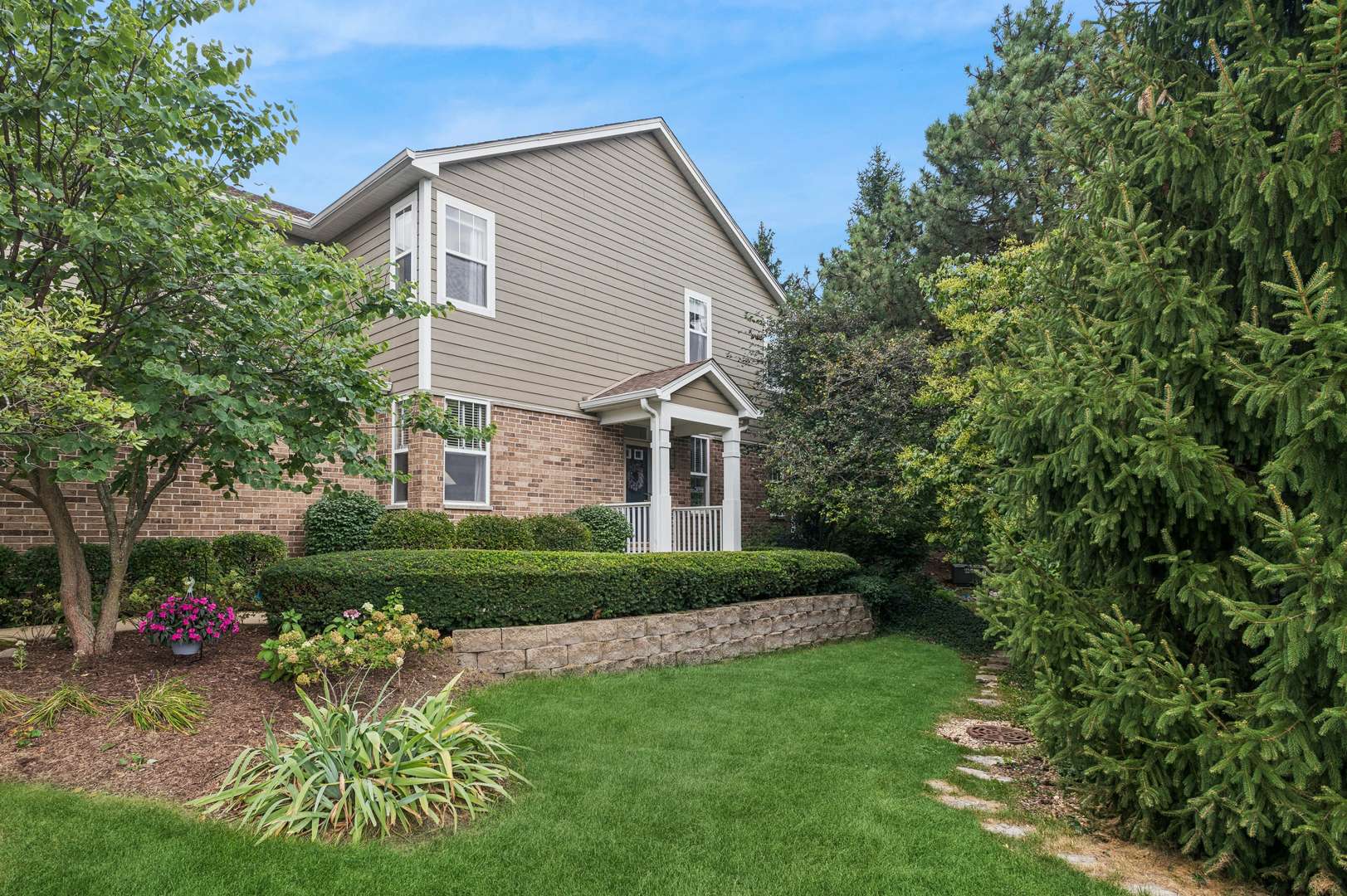 203 Tanglewood DR, Glen Ellyn, IL 60137