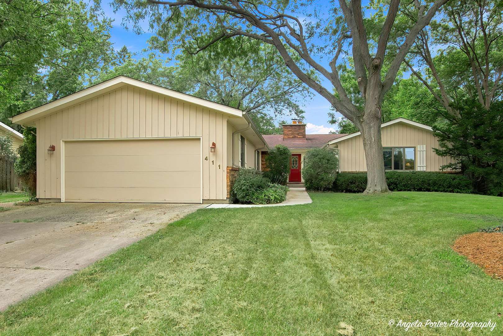 411 N Shepherd Hill LN, Mchenry, IL 60050