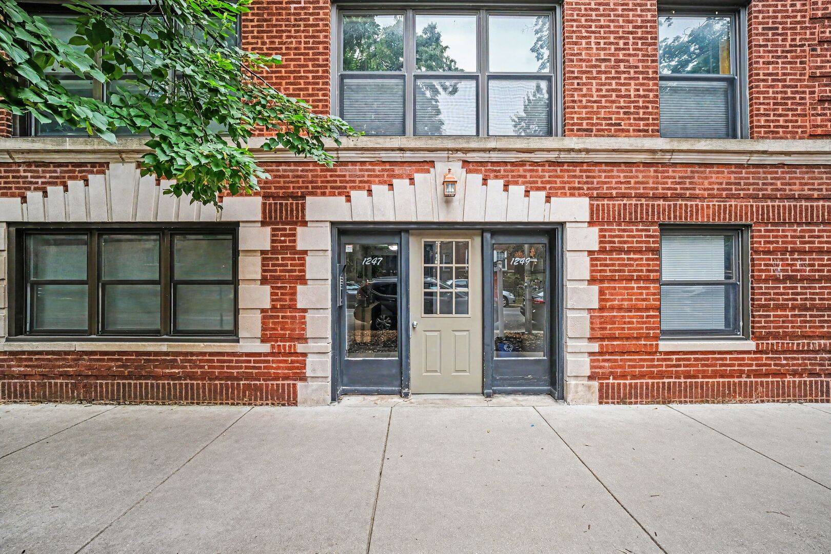 1249 W Roscoe ST #1, Chicago, IL 60657