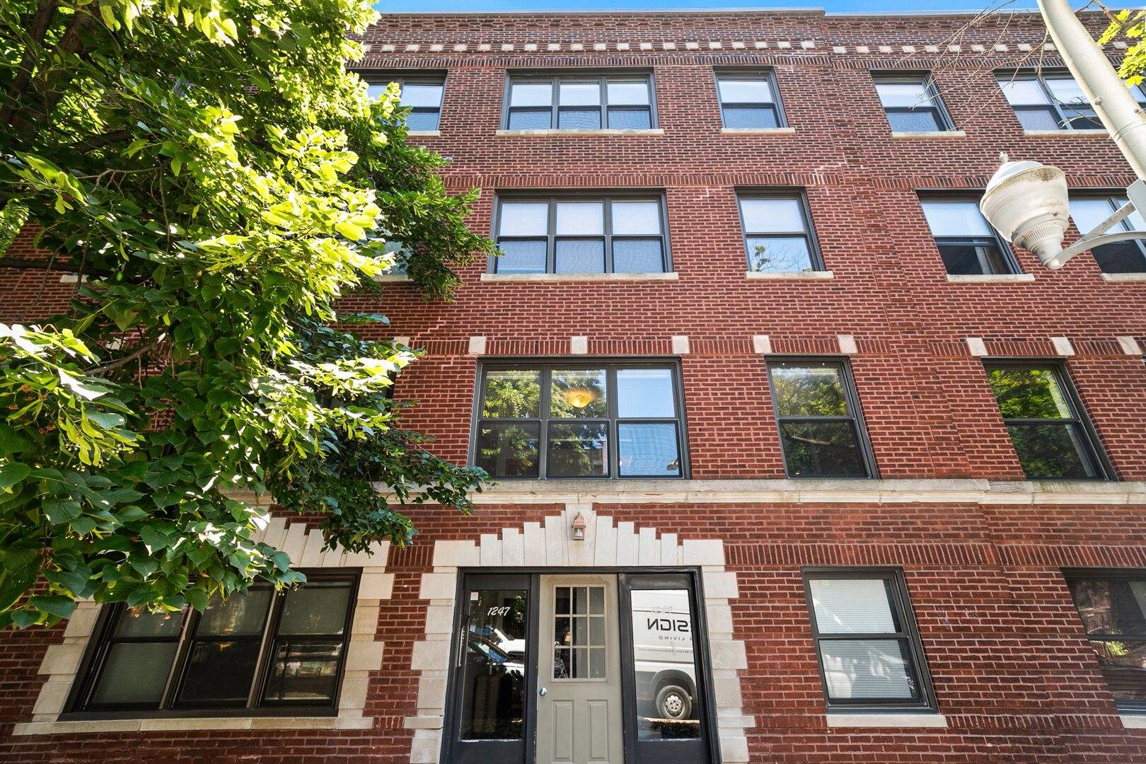 1249 W Roscoe ST #1, Chicago, IL 60657