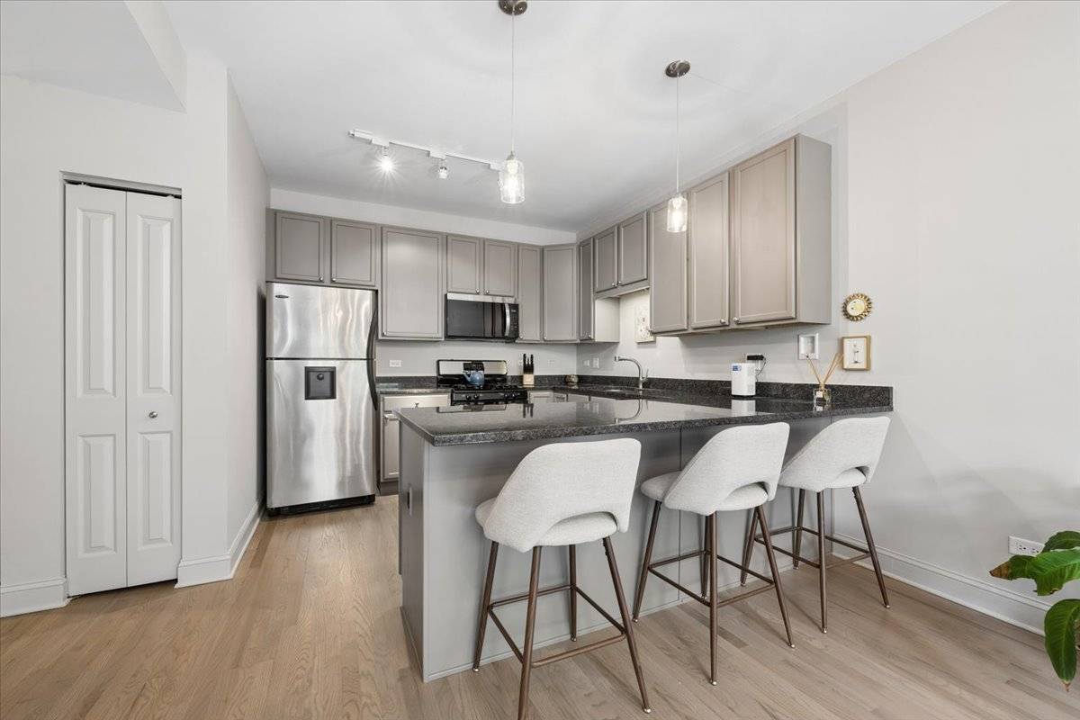 1515 W Cullom AVE #2, Chicago, IL 60613