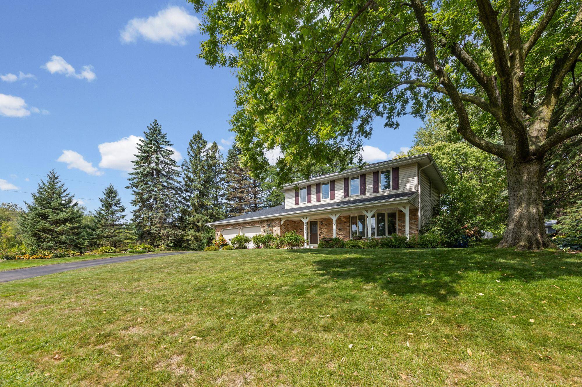 14136 Frontier LN, Burnsville, MN 55337