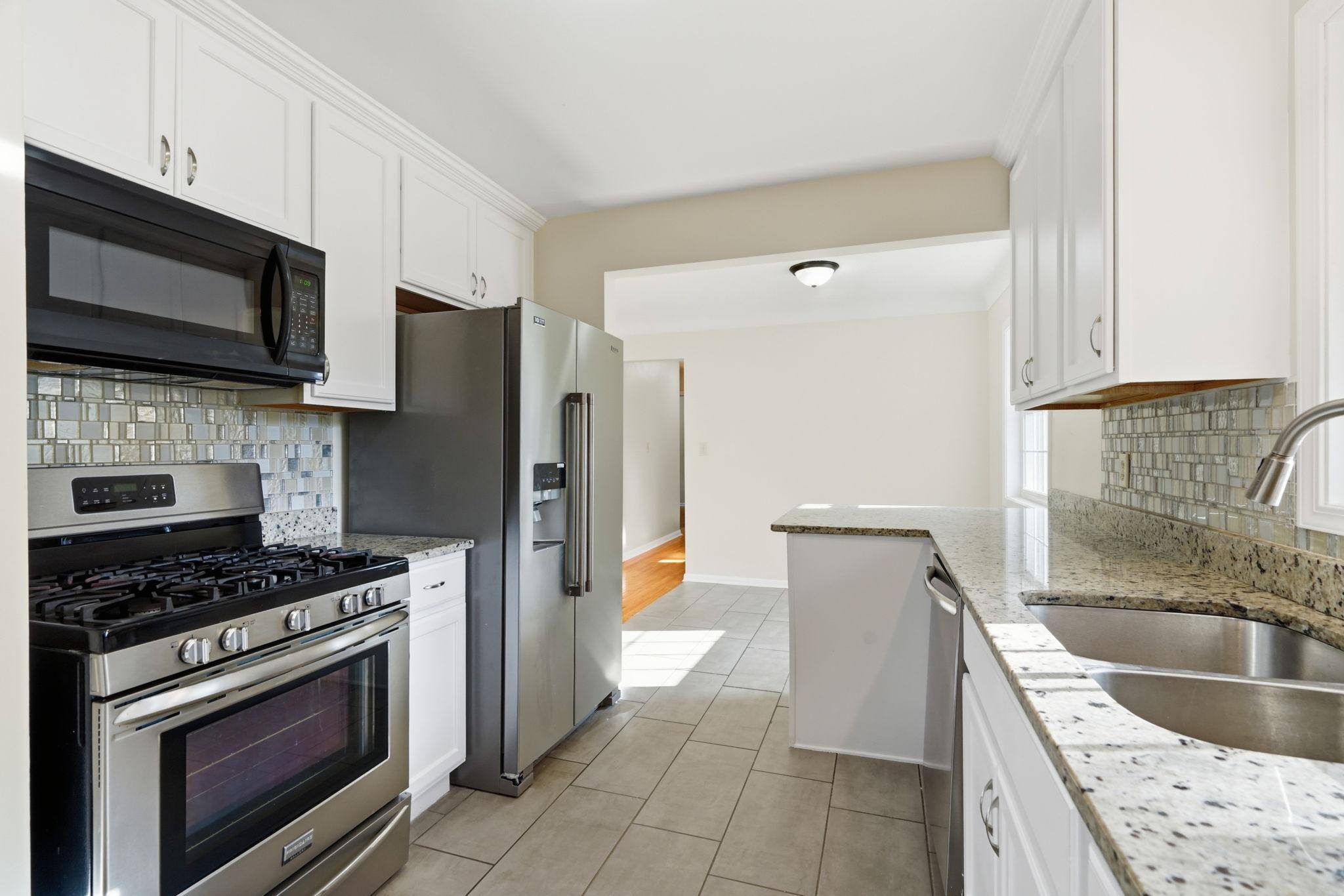 2795 Farrington ST, Roseville, MN 55113