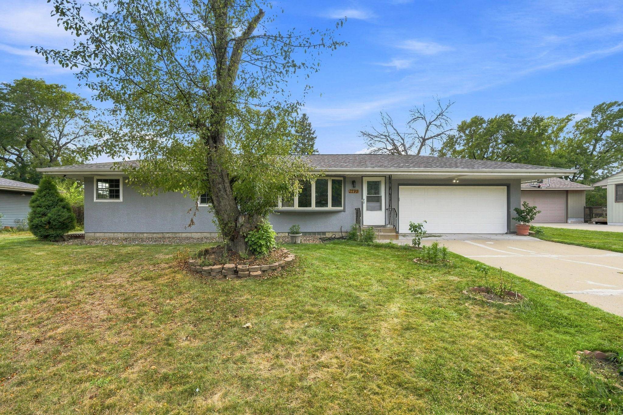 2795 Farrington ST, Roseville, MN 55113