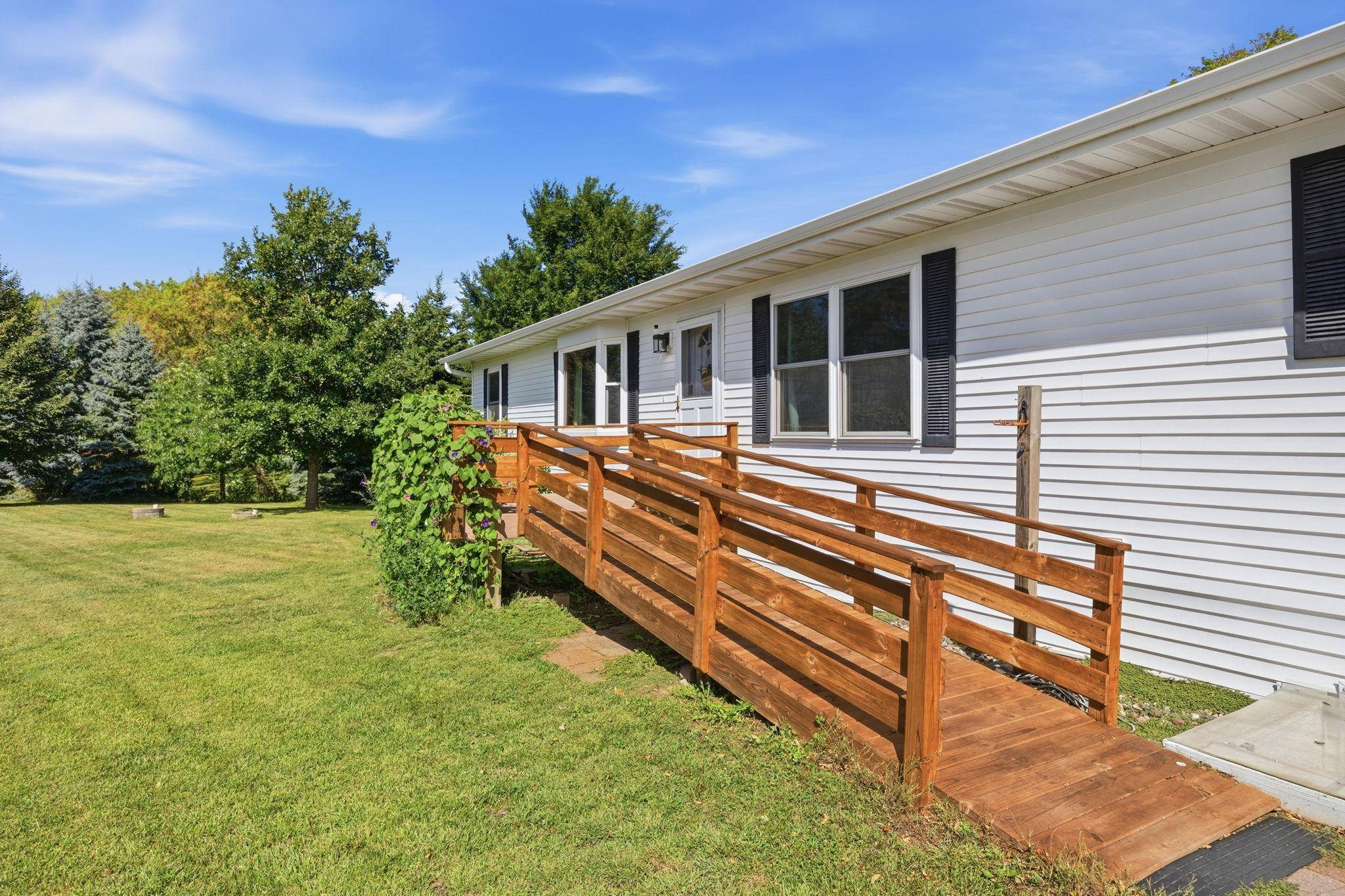 2048 Division ST E, Buffalo, MN 55313
