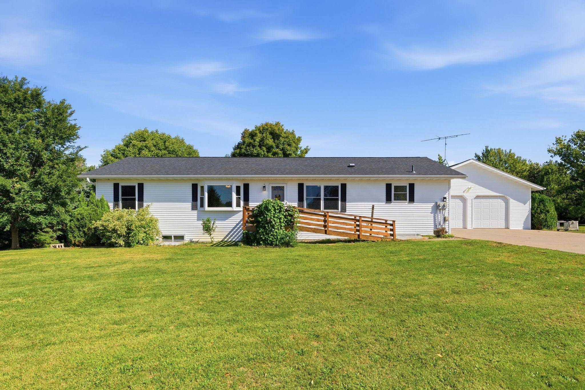 2048 Division ST E, Buffalo, MN 55313
