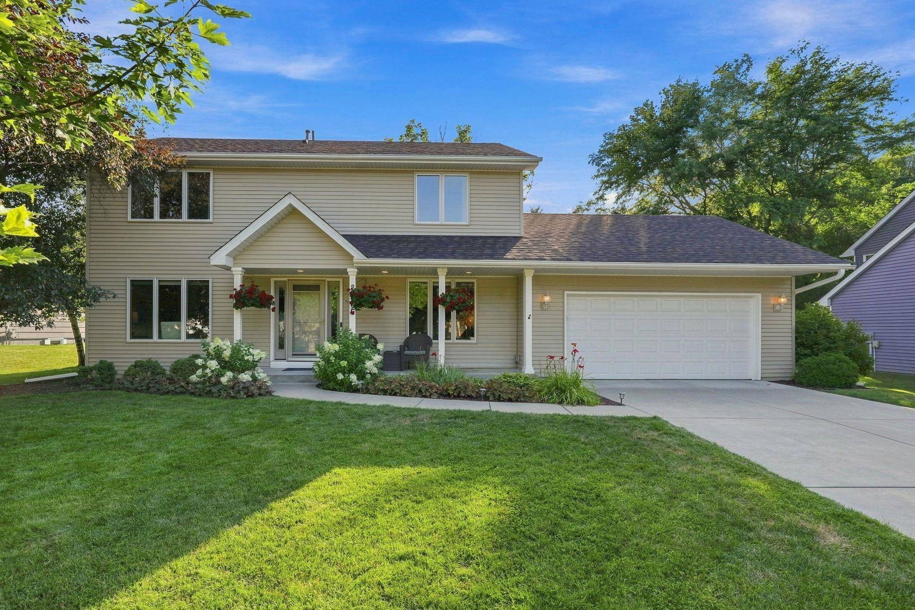 2222 Parkview LN, Woodbury, MN 55125