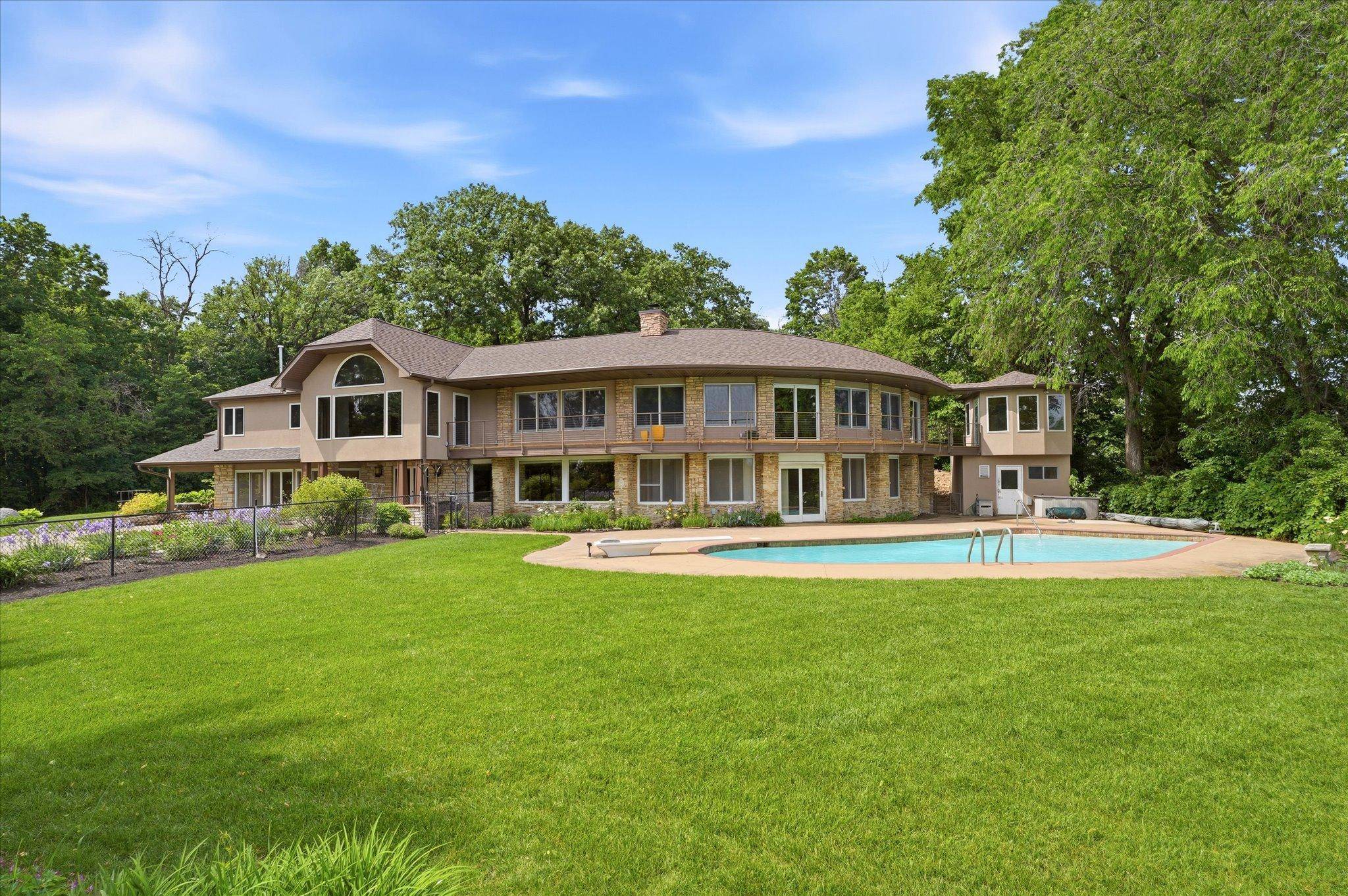 10129 Eden Prairie RD, Eden Prairie, MN 55347