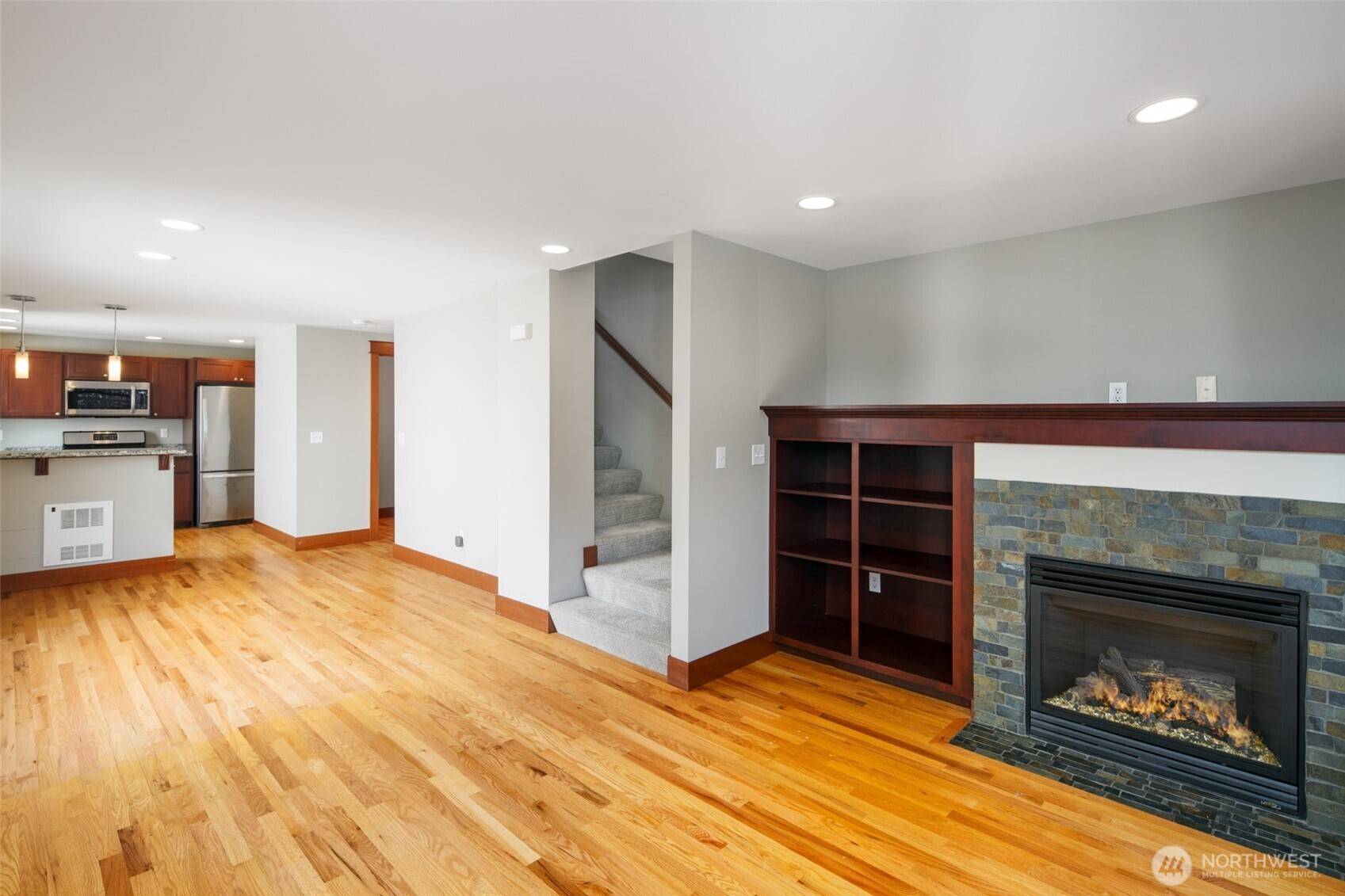 5260 Brooklyn AVE NE #B, Seattle, WA 98105