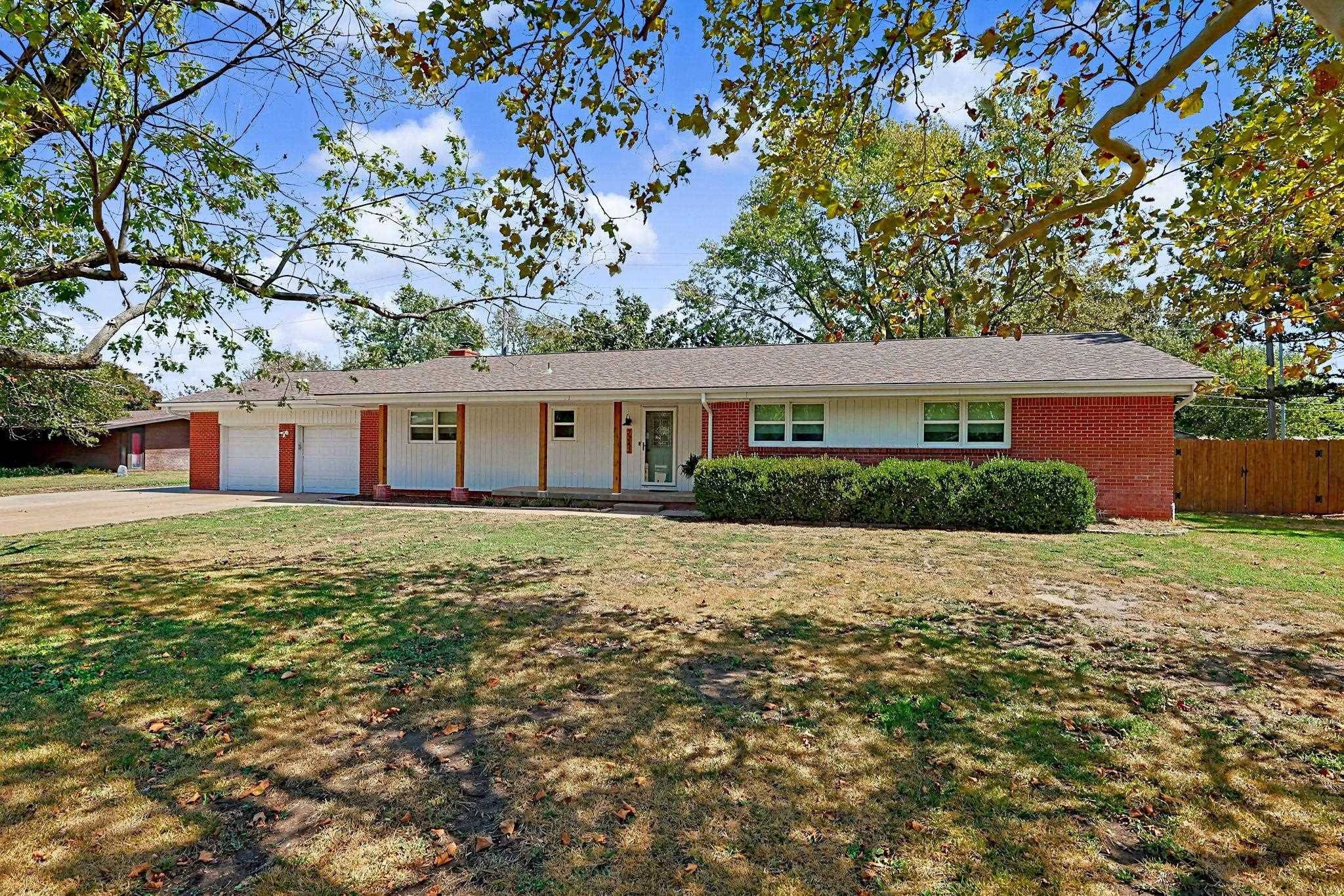 2242 N Cardinal Dr, Wichita, KS 67204