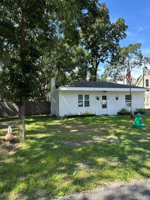 14 Coolidge RD, Hampton Bays, NY 11946