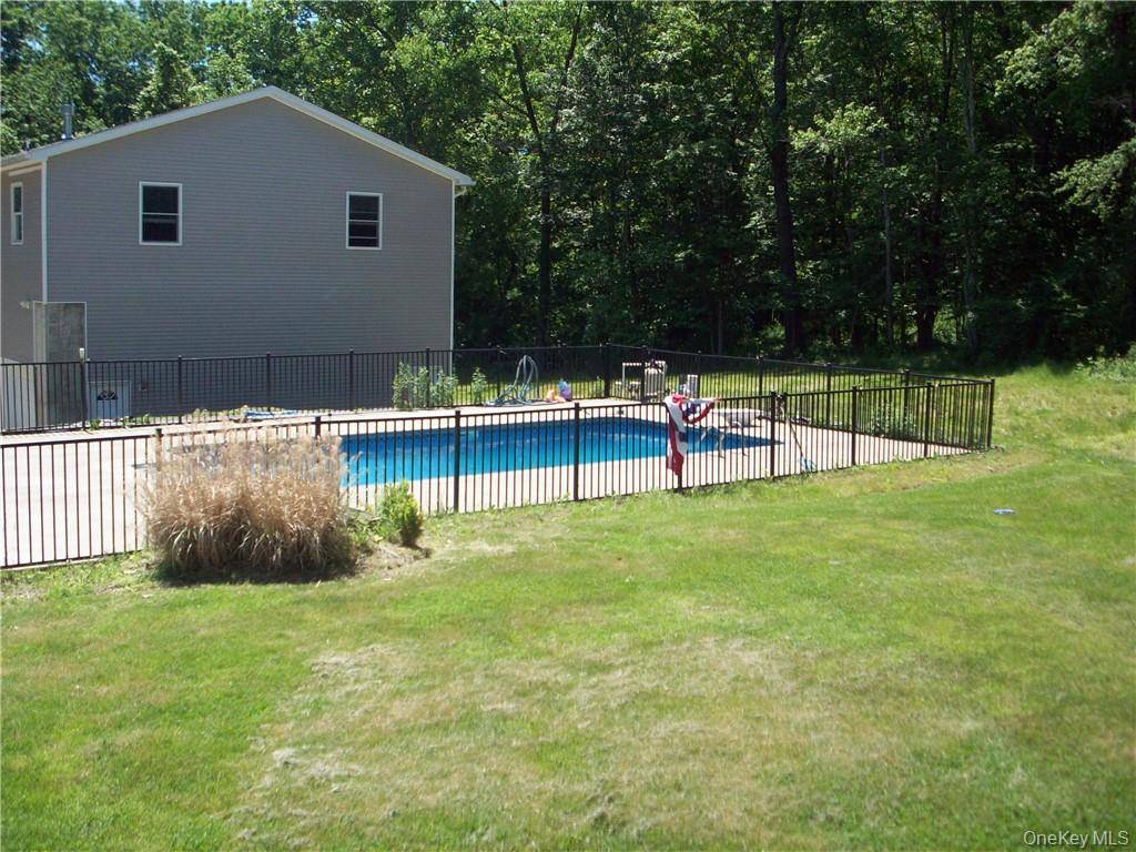 6 Regent DR, Hopewell Junction, NY 12533