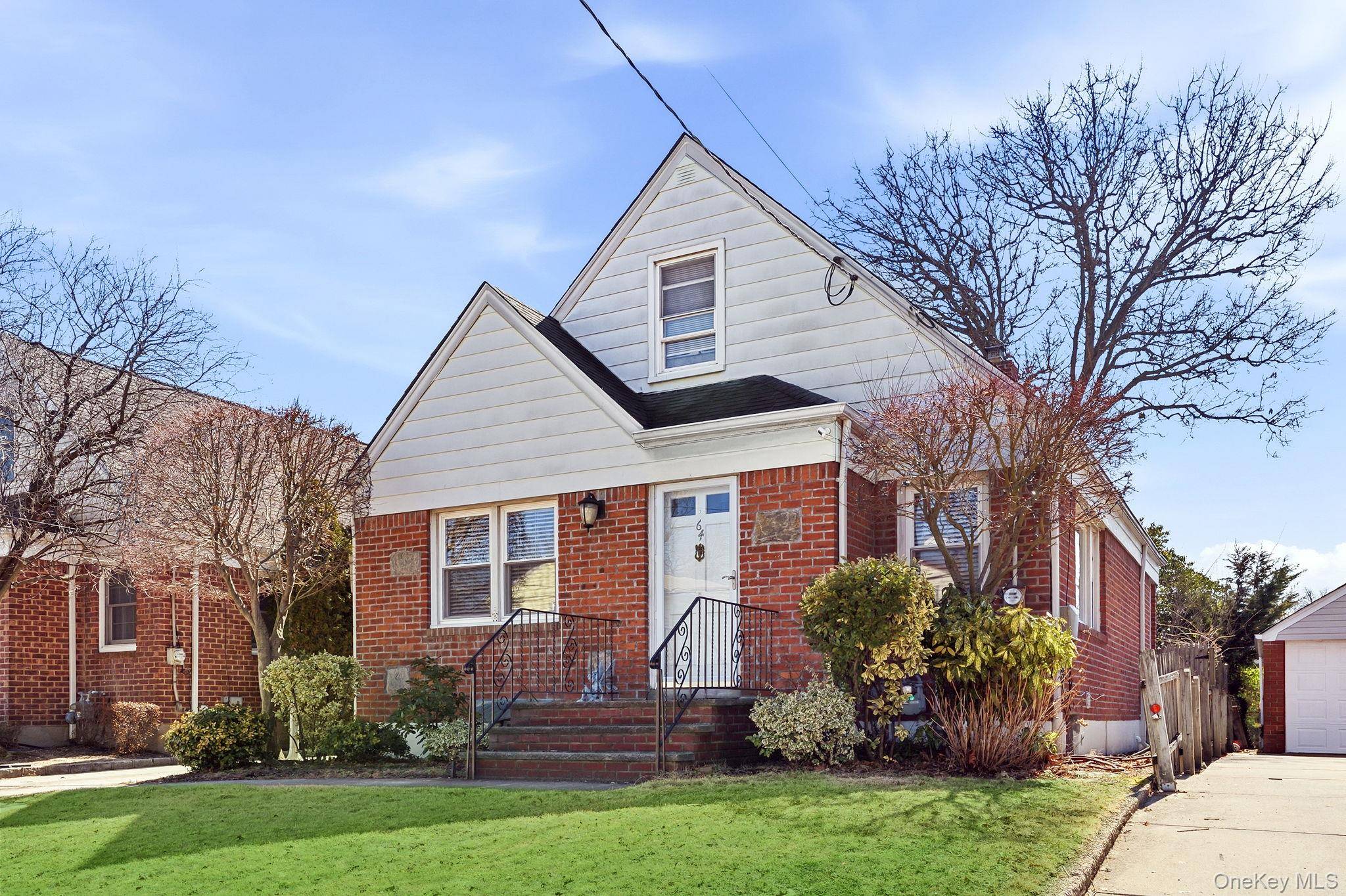64 W Fenimore ST, Valley Stream, NY 11580