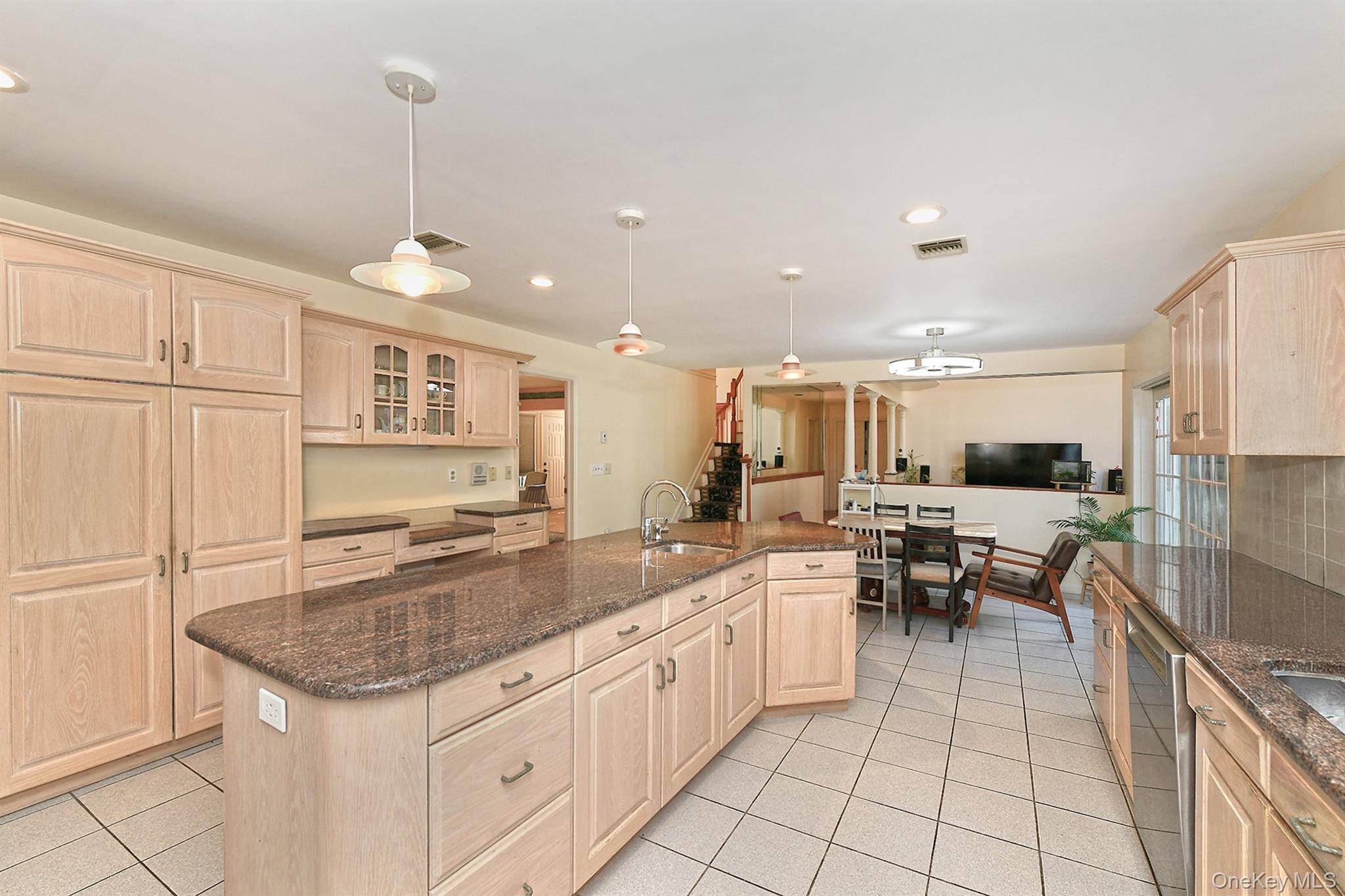 7 Saw Mill LN, Cold Spring Harbor, NY 11724