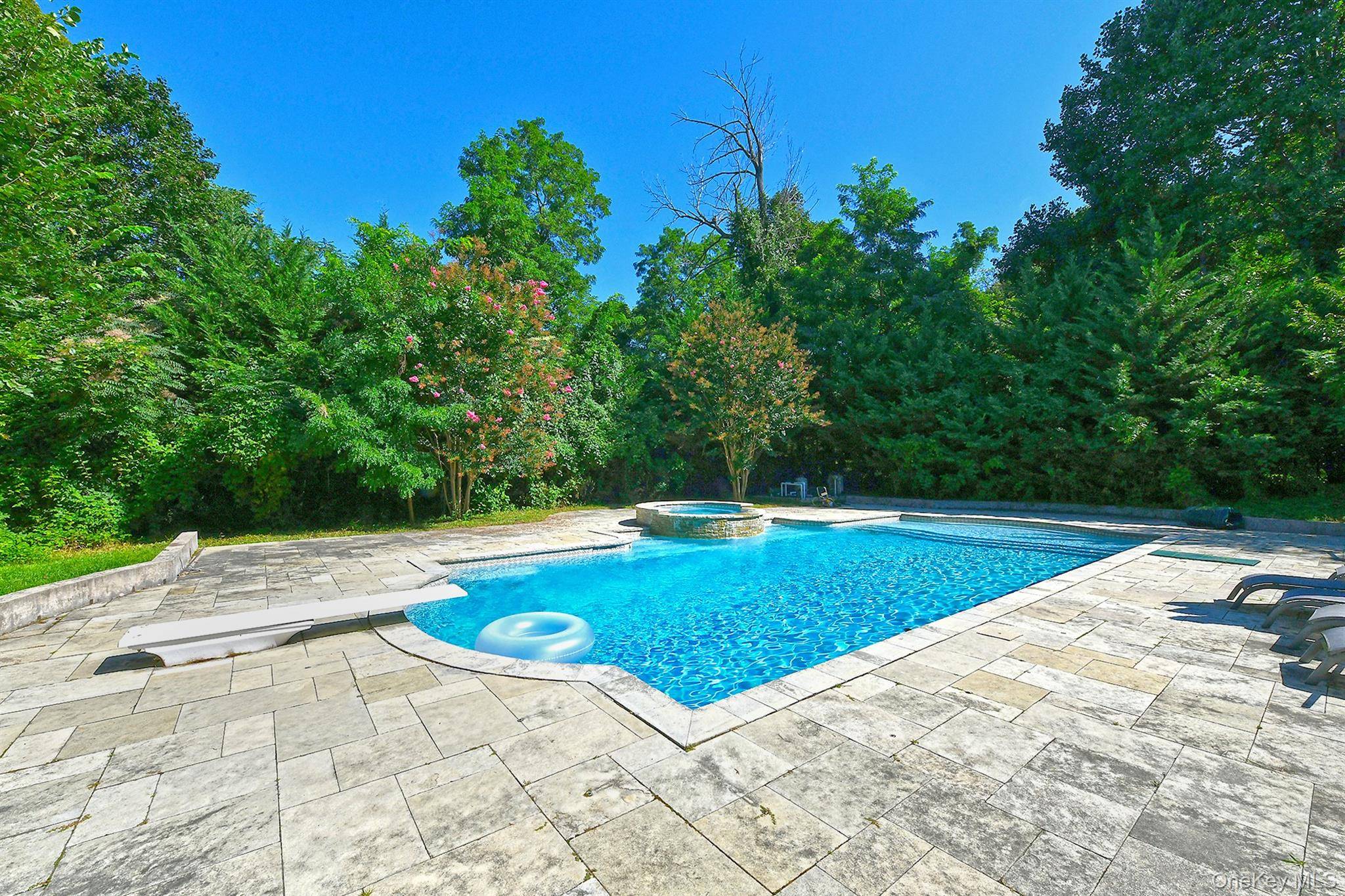 7 Saw Mill LN, Cold Spring Harbor, NY 11724