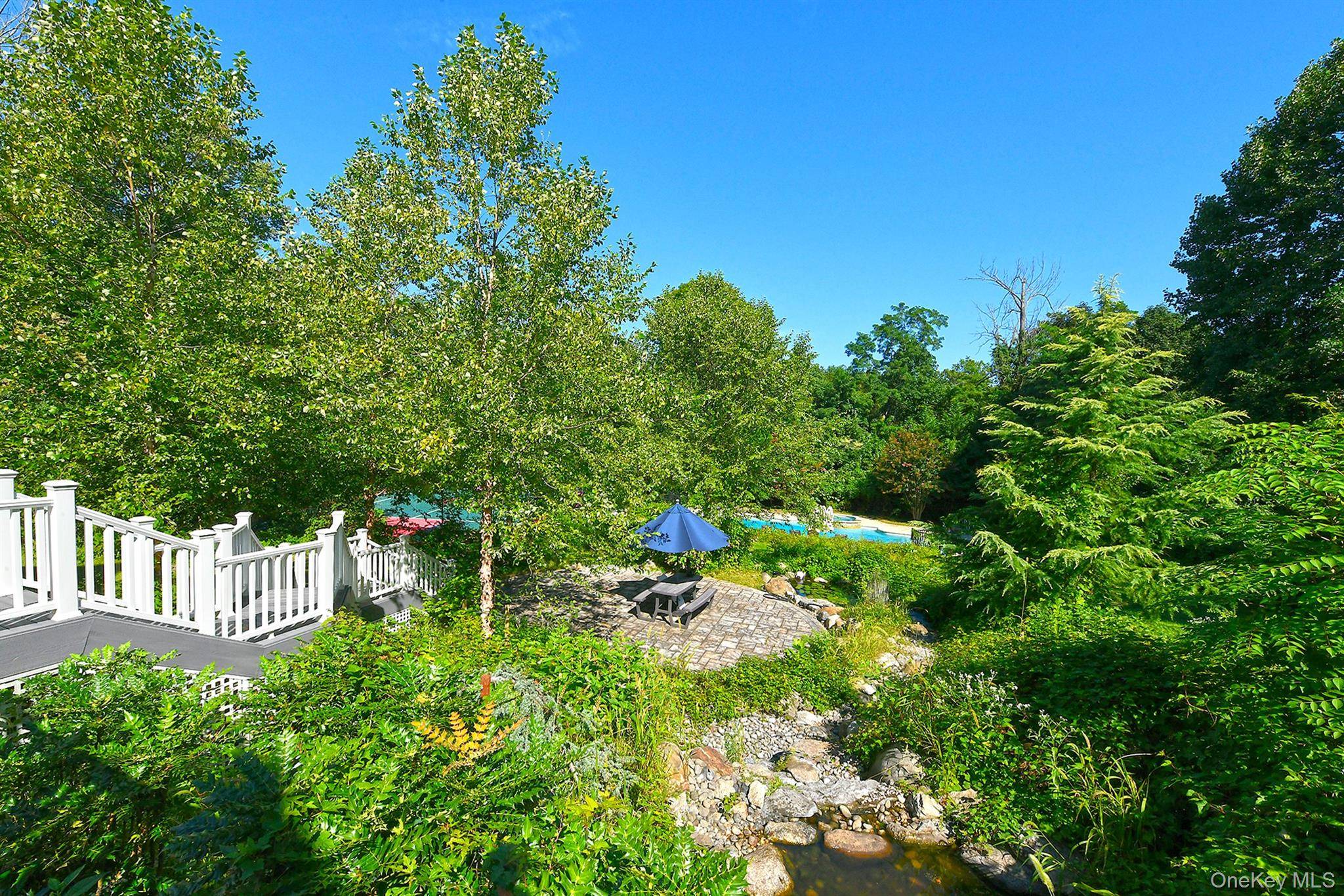 7 Saw Mill LN, Cold Spring Harbor, NY 11724
