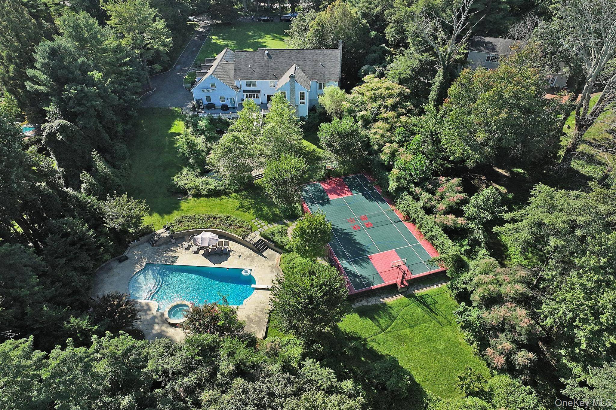 7 Saw Mill LN, Cold Spring Harbor, NY 11724