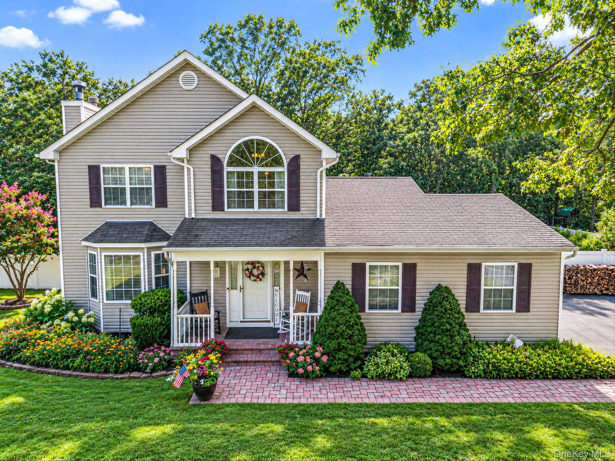 8 Sommerset DR, Yaphank, NY 11980
