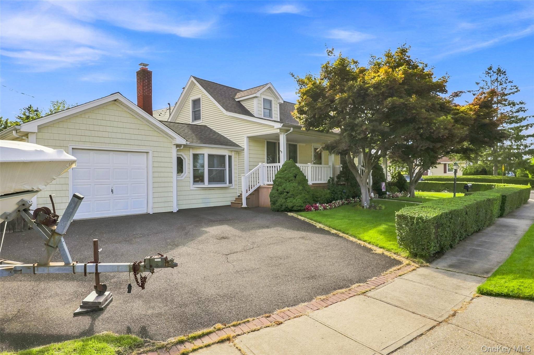 46 Woodbine DR, Hicksville, NY 11801