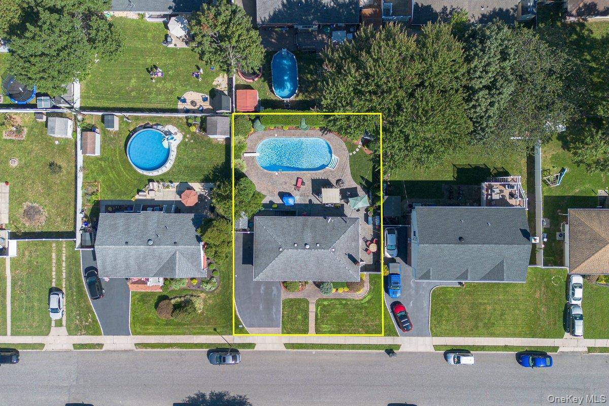 53 Burlington AVE, Deer Park, NY 11729