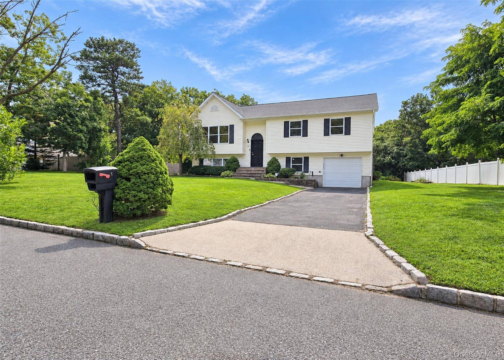 6 Gordal LN, Coram, NY 11727