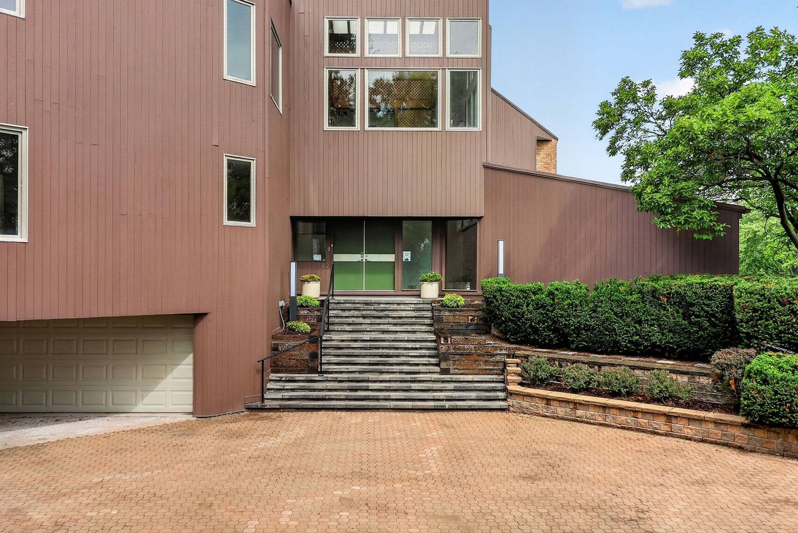 42 Royal Vale DR, Oak Brook, IL 60523