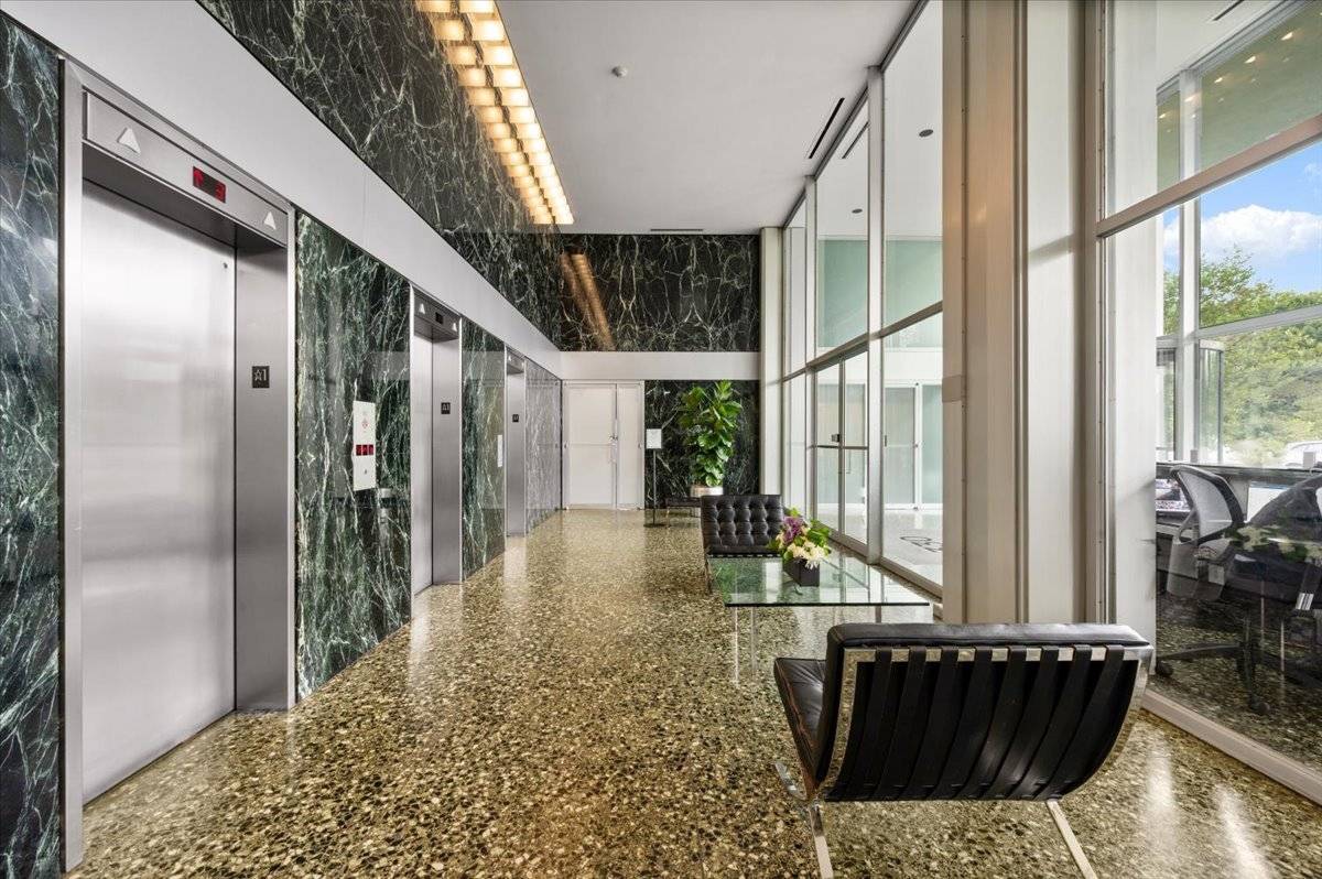 330 W Diversey Pkwy #706, Chicago, IL 60657