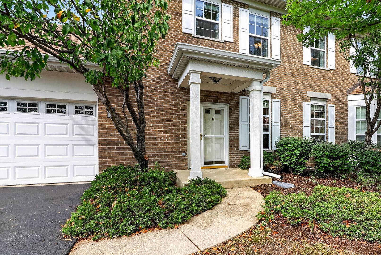 611 Dunhill LN, Carol Stream, IL 60188