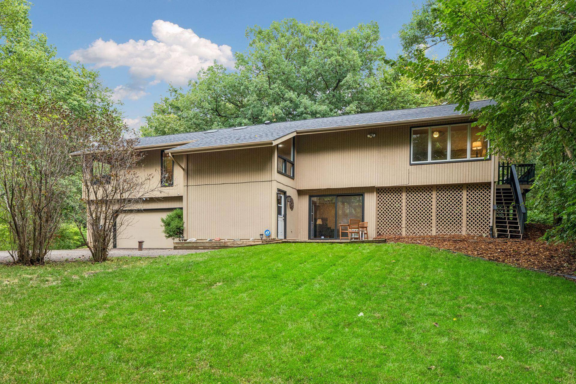 15 High Circle WAY, North Oaks, MN 55127