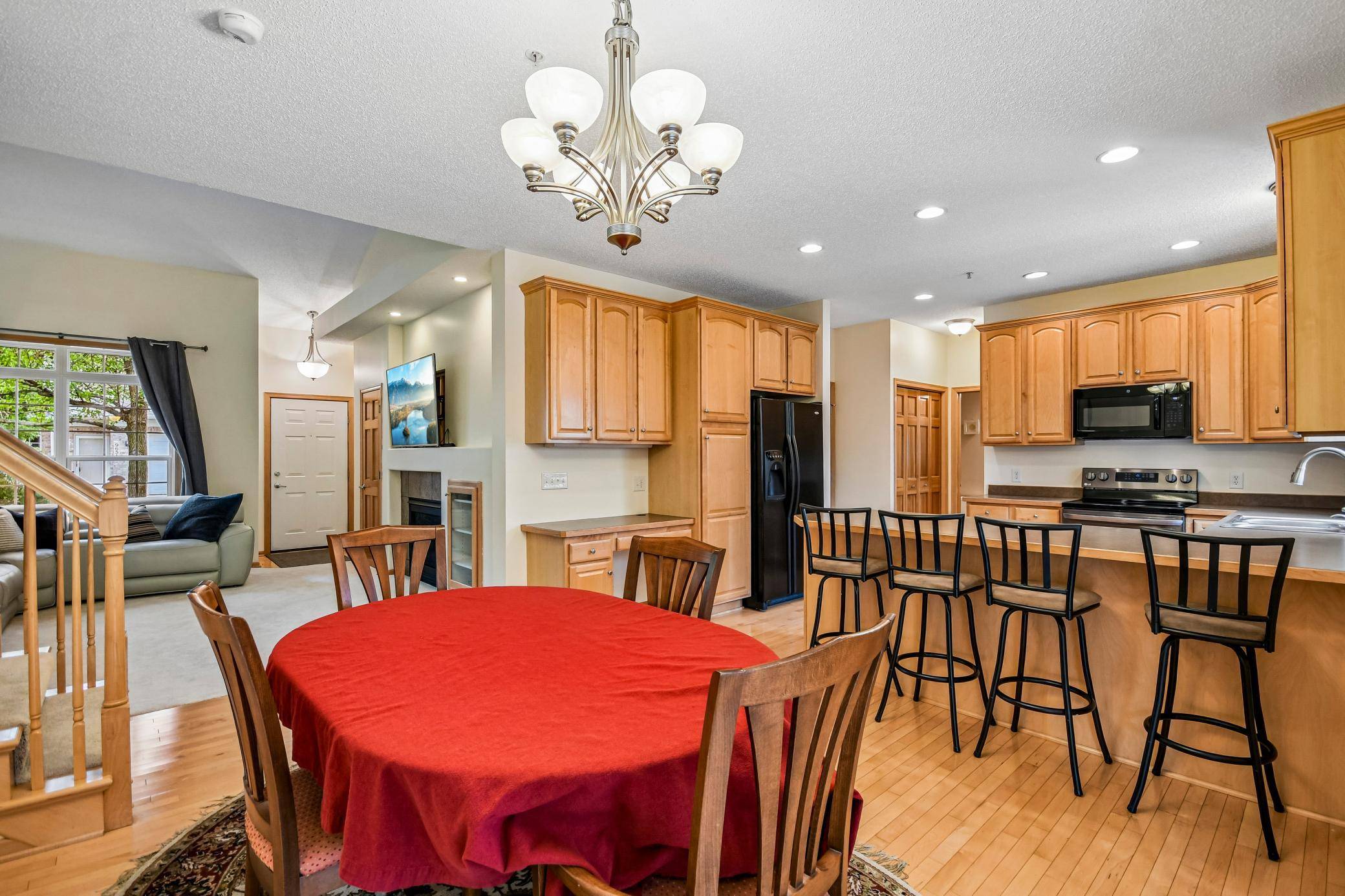 9637 Belmont LN, Eden Prairie, MN 55347