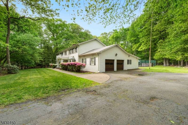 75 Woodcliff Lake Rd, Saddle River Boro, NJ 07458