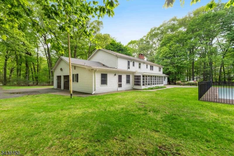 75 Woodcliff Lake Rd, Saddle River Boro, NJ 07458