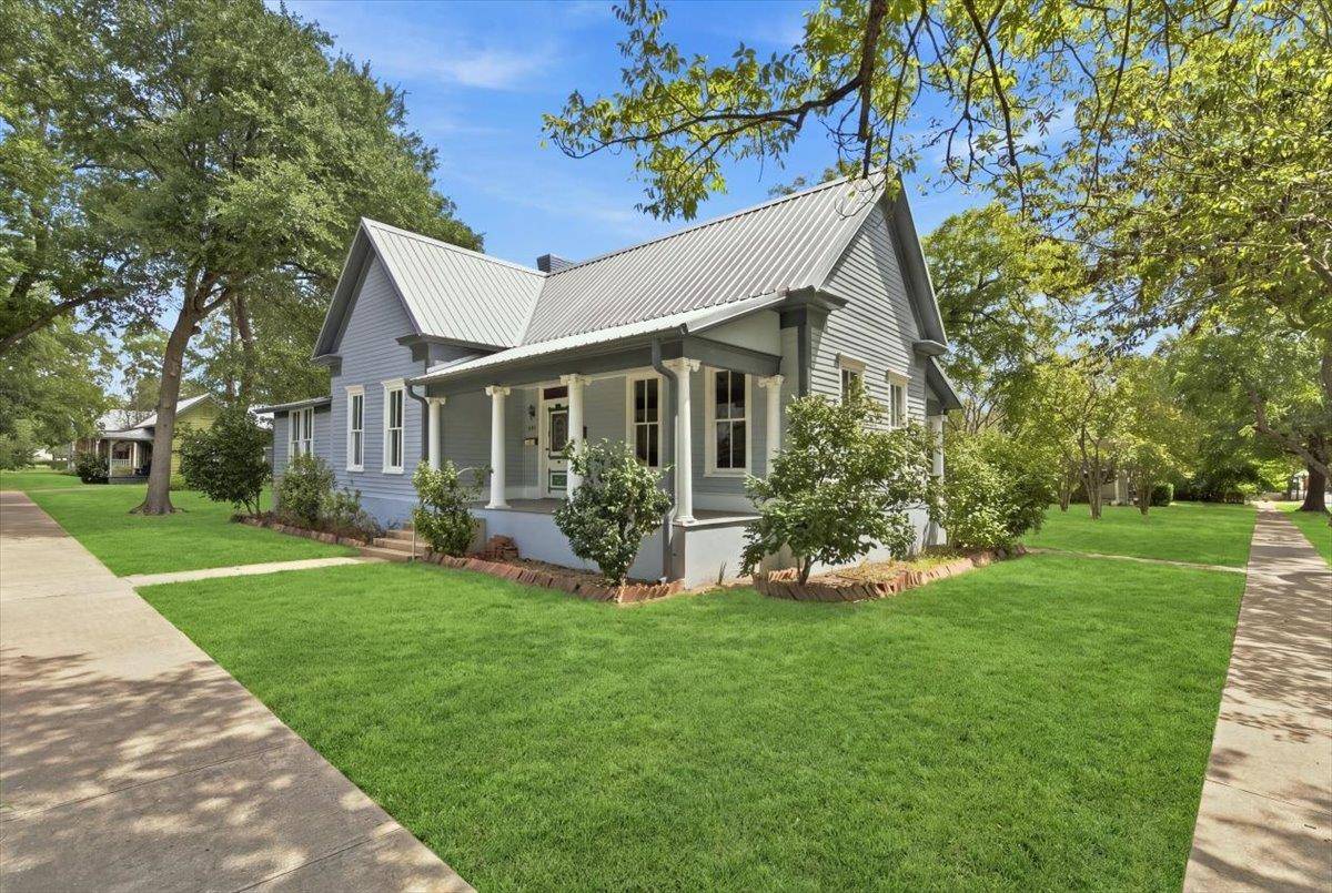 500 Ramona ST, Smithville, TX 78957