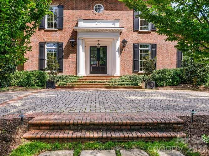 1811 Queens RD W, Charlotte, NC 28207