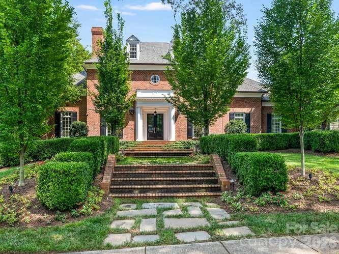 1811 Queens RD W, Charlotte, NC 28207